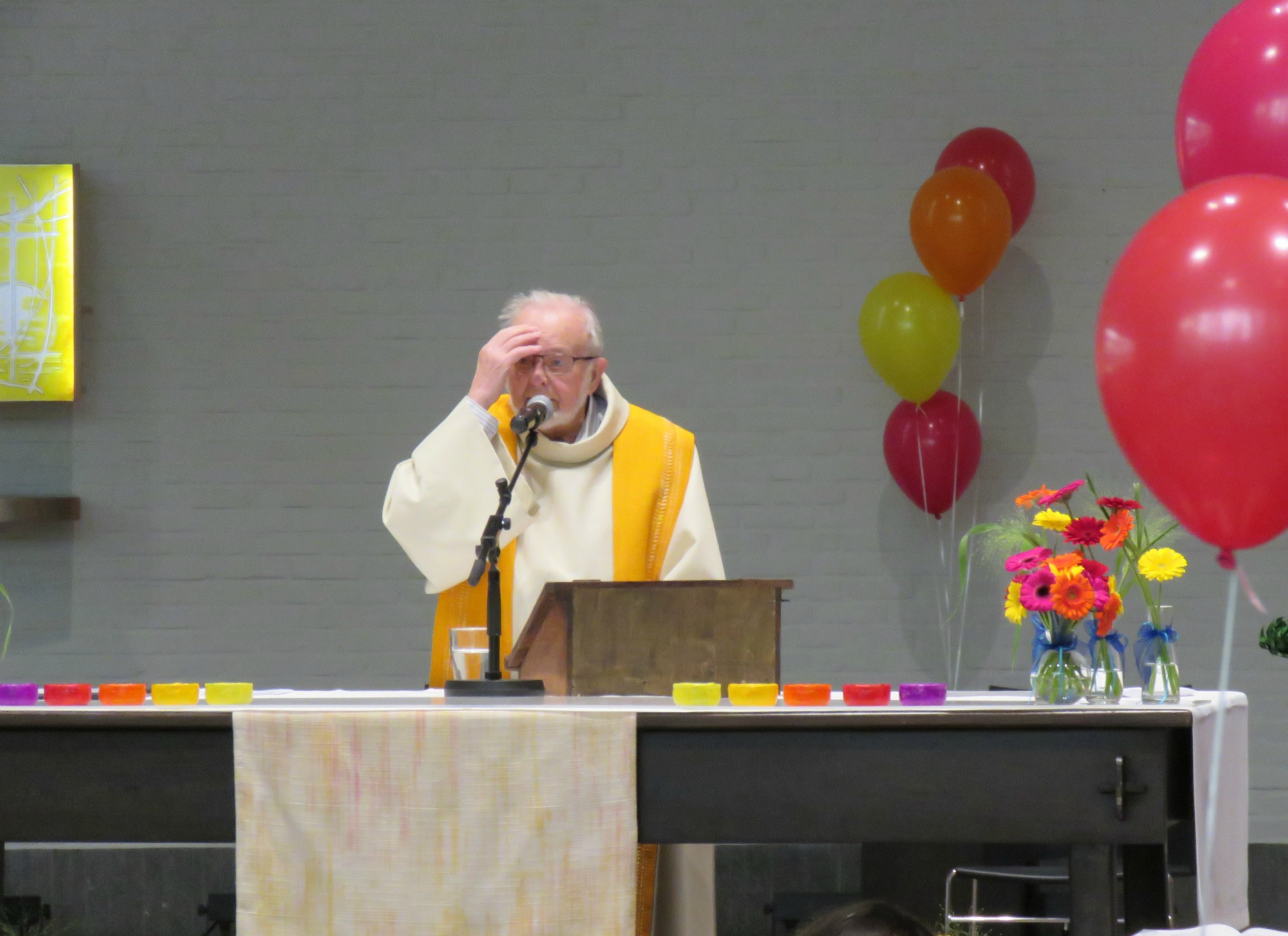 Eerste communie 2023 - Priester Paul Scheelen gaat de toffe viering voor